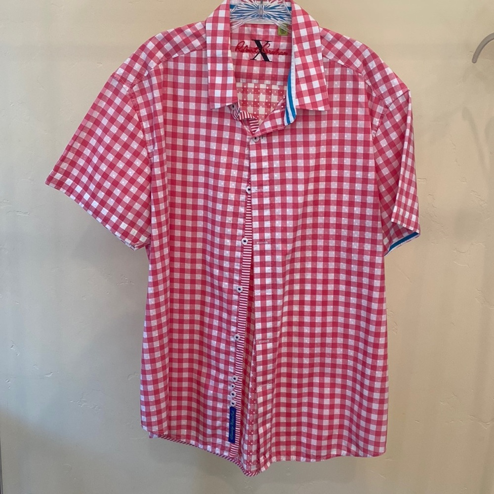 Robert Graham Tailored Fit, pink & white checkered shirt sleeve button down.
